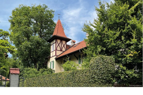 Zauberhafte Villa in München-Pasing! Außergewöhnliches Haus mit idyllischem, uneinsehbaren Garten.