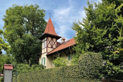 Zauberhafte Villa in München-Pasing! Außergewöhnliches Haus mit idyllischem, uneinsehbaren Garten.